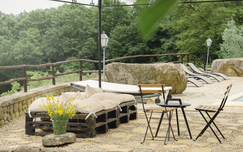 Villa San Leo: Pianta, Tavolo, Fiore, Costruzione, Mobili Da Esterno, Albero, Shade, Interior Design, Sedia, Tavolo Esterno