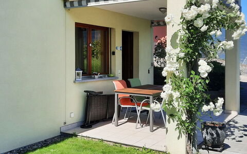 Lakeview la Marea: Pianta, Fiore, Costruzione, Tavolo, Porta, Sedia, Shade, Interior Design, Finestra, Casa