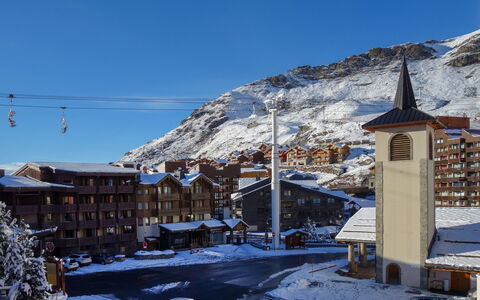Val Thorens 300: Cielo, Neve, Montagna, Proprietà, Costruzione, Auto, Pendenza, Street Luce, Architettura, Albero