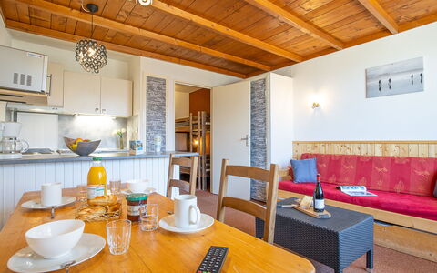 Val Thorens 300: Tavolo, Mobilia, Proprietà, Tavola, Legna, Illuminazione, Interior Design, Architettura, Sedia, Cornice