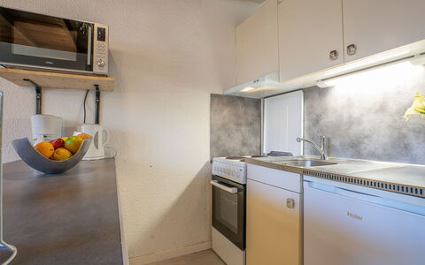 Val Thorens 300: Cabinetry, Controsoffitto, Proprietà, Cucina Stufa, Legna, Cucina, Elettrodomestico Da Cucina, Interior Design, Elettrodomestico, Pavimentazione