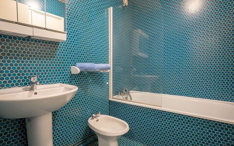 Val Thorens 300: Lavello, Proprietà, Idraulico Fixture, Rubinetto, Viola, Bagno, Lavandino Del Bagno, Verde, Azzurro, Specchio
