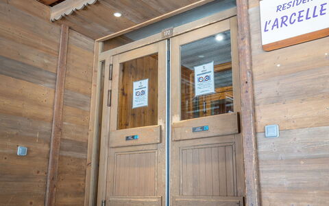Val Thorens 550: Pianta, Mobilia, Proprietà, Finestra, Sedia, Costruzione, Legna, Illuminazione, Vaso Di Fiori, Architettura