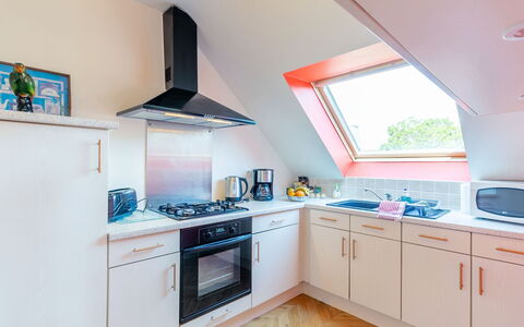 Chez Cathy: Cabinetry, Controsoffitto, Proprietà, Lavandino Della Cucina, Bianca, Lavello, Blu, Cucina, Elettrodomestico Da Cucina, Cucina Stufa