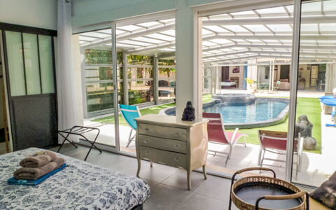 Logis de la Castagne: Interior Design, Pavimentazione, Pavimento, Mobilia, Soffitto, Piscina, Sedia, Ricorrere, Shade, Design
