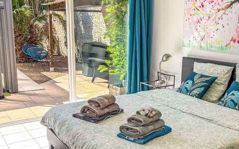 Logis de la Castagne: Mobilia, Interior Design, Letto, Camera Da Letto, Pavimento, Pavimentazione, Lenzuolo, Camera, Biancheria, Bedding