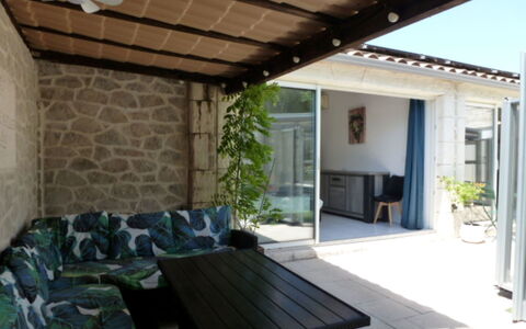 Logis de la Castagne: Mobilia, Pavimento, Pavimentazione, Sedia, Mobili Da Esterno, Shade, Porta, Vaso Di Fiori, Portico, Pianta Della Casa