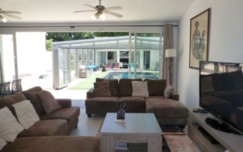 Logis de la Castagne: Mobilia, Divano, Interior Design, Pavimentazione, Pavimento, Soggiorno, Soffitto, Camera, Casa