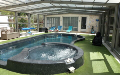 Logis de la Castagne: Tempo Libero, Piscina, Materiale Composito, Giardino, Ricreazione, Giochi D'Acqua, Backyard, Cortile, Mobili Da Esterno, Landscaping