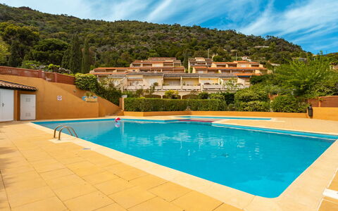 Le Lavandou 136: Acqua, Nube, Cielo, Pianta, Costruzione, Piscina, Sedia, Azzurro, Natura, Albero