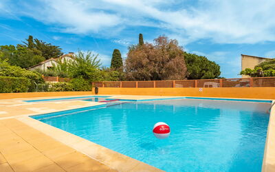 Le Lavandou 136: Acqua, Nube, Cielo, Proprietà, Pianta, Piscina, Azzurro, Albero, Rettangolo, Tempo Libero