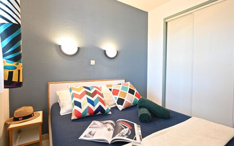 Agay Village Cap Esterel 700: Mobilia, Interior Design, Camera Da Letto, Letto, Soffitto, Camera, Legna, Pavimento, Pavimentazione, Lenzuolo