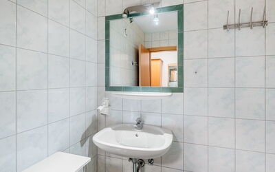 Top 1 140.1: Specchio, Rubinetto, Idraulico Fixture, Lavello, Lavandino Del Bagno, Proprietà, Bagno, Interior Design, Architettura, Rettangolo