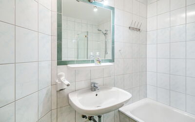 Top 2 140.6: Rubinetto, Idraulico Fixture, Proprietà, Lavello, Lavandino Del Bagno, Bagno, Viola, Interior Design, Architettura