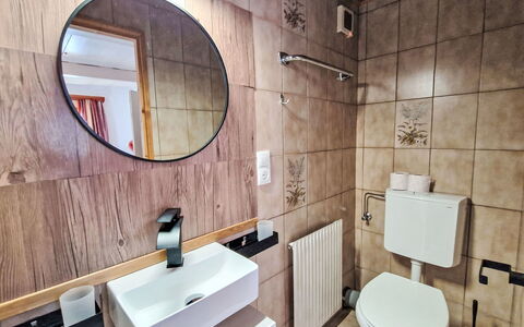 Lamplberg: Idraulico Fixture, Pavimentazione, Lavandino Del Bagno, Interior Design, Pavimento, Bagno, Lavello, Rubinetto, Camera, Idraulico