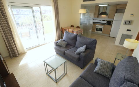 Golden Beach: Mobilia, Divano, Comfort, Tavolo, Divano Letto, Interior Design, Pavimentazione, Pavimento, Soggiorno, Lampada
