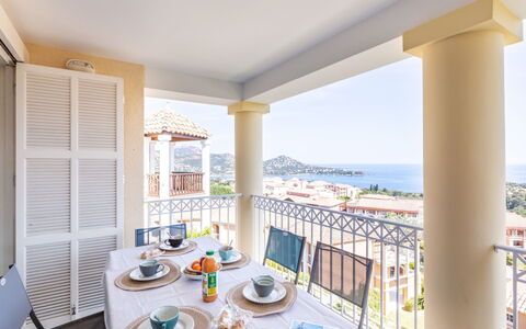 Agay Village Cap Esterel 600: Mobilia, Tavolo, Proprietà, Tavola, Cielo, Finestra, Costruzione, Azzurro, Sedia, Shade