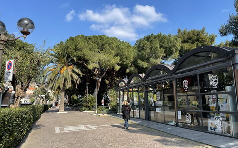 Tra Sole e Mare: Acqua, Cielo, Costruzione, Azzurro, Montagna, Albero, Architettura, Corpo D'Acqua, Lago, Quartiere