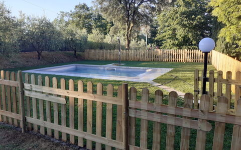 Villa le Pine: Nube, Acqua, Cielo, Proprietà, Pianta, Piscina, Costruzione, Finestra, Azzurro, Blu