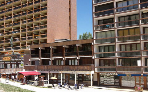 Le Corbier 300: Costruzione, Giorno, Grattacielo, Cielo, Finestra, Palazzone, Architettura, Urban Design, Condominio, Linea