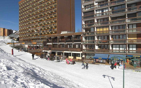 Le Corbier 300: Costruzione, Cielo, Finestra, Neve, Grattacielo, Urban Design, Casa, Palazzone, Condominio, Quartiere