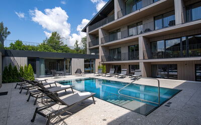Kaprun 270: Costruzione, Proprietà, Cielo, Nube, Finestra, Acqua, Piscina, Shade, Urban Design, Architettura