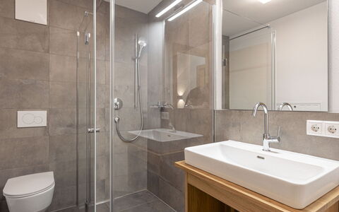Uttendorf 700: Specchio, Rubinetto, Lavello, Idraulico Fixture, Lavandino Del Bagno, Bagno, Interior Design, Illuminazione, Costruzione