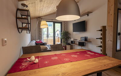 Mit 2 Schlafzimmern & Ir-Sauna 170.1: Tavolo, Mobilia, Proprietà, Pianta, Legna, Interior Design, Comfort, Soggiorno, Costruzione, Table Tennis Racket
