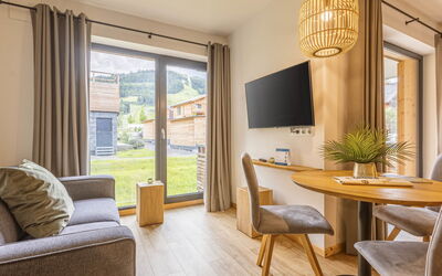 Studio mit Balkon 170.3: Tavolo, Mobilia, Pianta, Legna, Architettura, Interior Design, Comfort, Soggiorno, Sedia, Shade