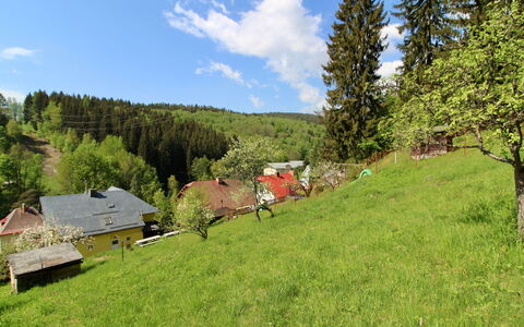 Hillside Lodge & Garden: Acqua, Pianta, Costruzione, Giorno, Proprietà, Cielo, Piscina, Azzurro, Albero, Corpo D'Acqua