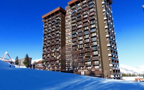 Le Corbier 800: Cielo, Costruzione, Proprietà, Blu, Neve, Finestra, Palazzone, Casa, Condominio, Urban Design