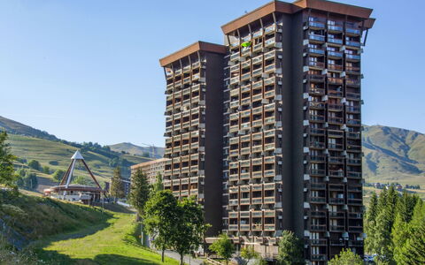 Le Corbier 800: Cielo, Costruzione, Pianta, Giorno, Montagna, Palazzone, Albero, Urban Design, Condominio, Biome