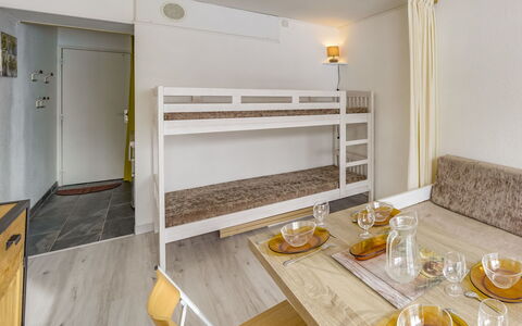 Le Corbier 100: Cibo, Tavola, Mobilia, Tavolo, Costruzione, Legna, Cabinetry, Casa, Interior Design, Giallo
