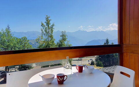 Le Corbier 100: Legna, Sedia, Color Legno, Catena Montuosa, Latifoglie, Cucina & Sala Da Pranzo Tavolo, Eco Hotel, Balcone, Tavolino Da Caffè, Alpi
