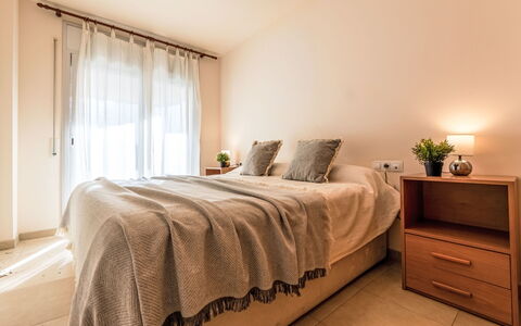 Deltamar: Letto, Mobilia, Interior Design, Bedding, Camera Da Letto, Pavimento, Pavimentazione, Lenzuolo, Parete, Camera