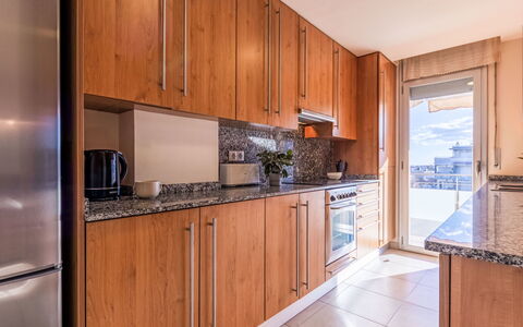 Deltamar: Cucina, Pavimentazione, Apparecchio Major, Legna, Controsoffitto, Cabinetry, Elettrodomestico Da Cucina, Pavimento, Interior Design, Appartamento