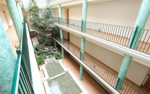 Golden Beach: Costruzione, Verde, Pianta, Interior Design, Architettura, Legna, Urban Design, Finestra, Condominio, Pavimento
