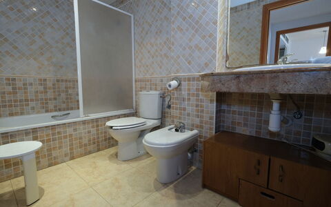 Golden Beach: Idraulico Fixture, Specchio, Costruzione, Lavandino Del Bagno, Toilet Seat, Bagno, Rubinetto, Viola, Interior Design, Gabinetto