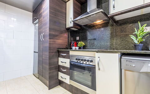 Vila del Far: Apparecchio Major, Elettrodomestico Da Cucina, Pavimentazione, Cucina, Controsoffitto, Cabinetry, Interior Design, Pavimento, Elettrodomestico, Soffitto