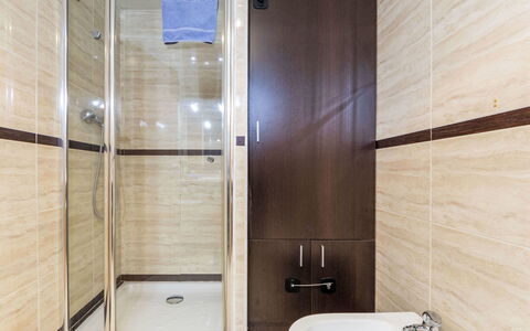 Vila del Far: Pavimentazione, Idraulico Fixture, Bagno, Pavimento, Interior Design, Idraulico, Materiale Composito, Piastrella, Porta, Bicchiere