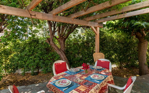 Villa Irène: Tavolo, Pianta, Mobilia, Sedia, Botanica, Natura, Tavolo Esterno, Shade, Mobili Da Esterno, Albero