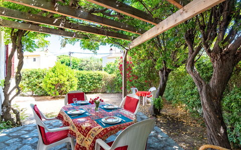 Villa Irène: Pianta, Mobilia, Proprietà, Tavolo, Botanica, Natura, Sedia, Mobili Da Esterno, Shade, Interior Design