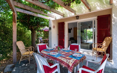 Villa Irène: Tavolo, Mobilia, Costruzione, Pianta, Proprietà, Sedia, Tavolo Esterno, Mobili Da Esterno, Interior Design, Shade