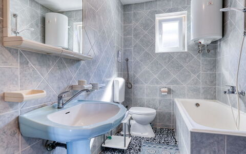 Nena: Bagno, Idraulico Fixture, Pavimentazione, Interior Design, Pavimento, Lavello, Lavandino Del Bagno, Rubinetto, Vasca Da Bagno, Gabinetto