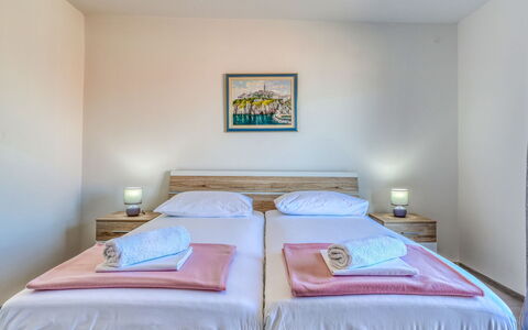 Nena: Letto, Mobilia, Interior Design, Pavimento, Camera Da Letto, Pavimentazione, Legna, Lenzuolo, Camera, Bedding