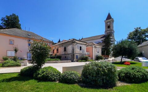 Nena: Driveway, Giardino, Chiesa, Landscaping, Prato, Guglia, Campanile, Estate, Cappella