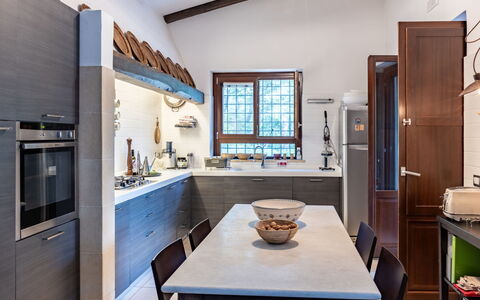 Hjort: Cabinetry, Mobilia, Proprietà, Controsoffitto, Tavolo, Rubinetto, Lavello, Finestra, Cucina, Legna