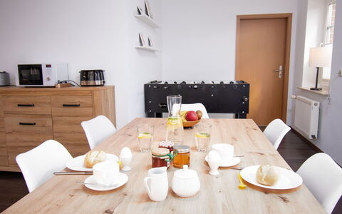 Kiek in: Tavolo, Mobilia, Tavola, Legna, Cibo, Pavimento, Pavimentazione, Cabinetry, Latifoglie, Comfort
