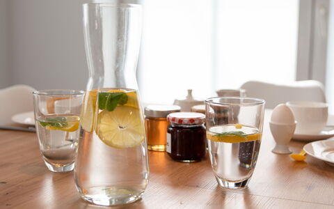Kiek in: Tavola, Bicchieri, Acqua, Ingrediente, Tavolo, Serveware, Dishware, Bevanda Alcolica