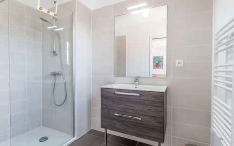Les Fougères: Idraulico Fixture, Proprietà, Rubinetto, Mobilia, Specchio, Soffione Doccia, Mobiletto Del Bagno, Costruzione, Bagno